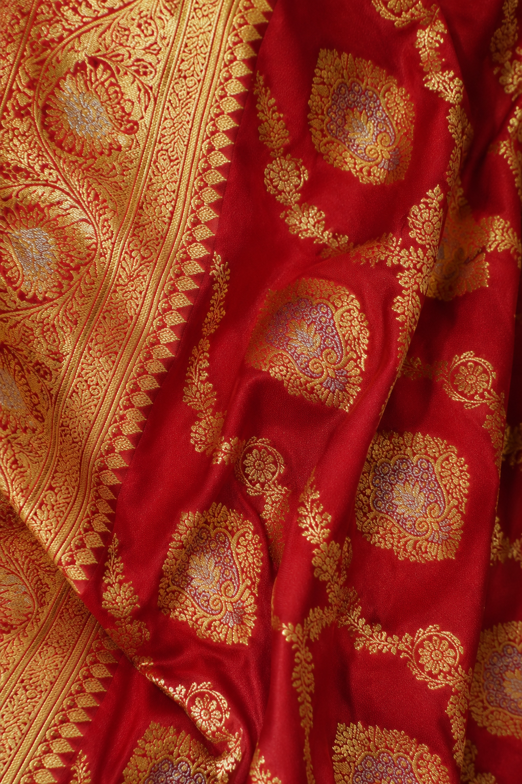 ZARTARI Handwoven Banarasi Silk Saree in Wine Red with Rich Gold Zari Floral Butti