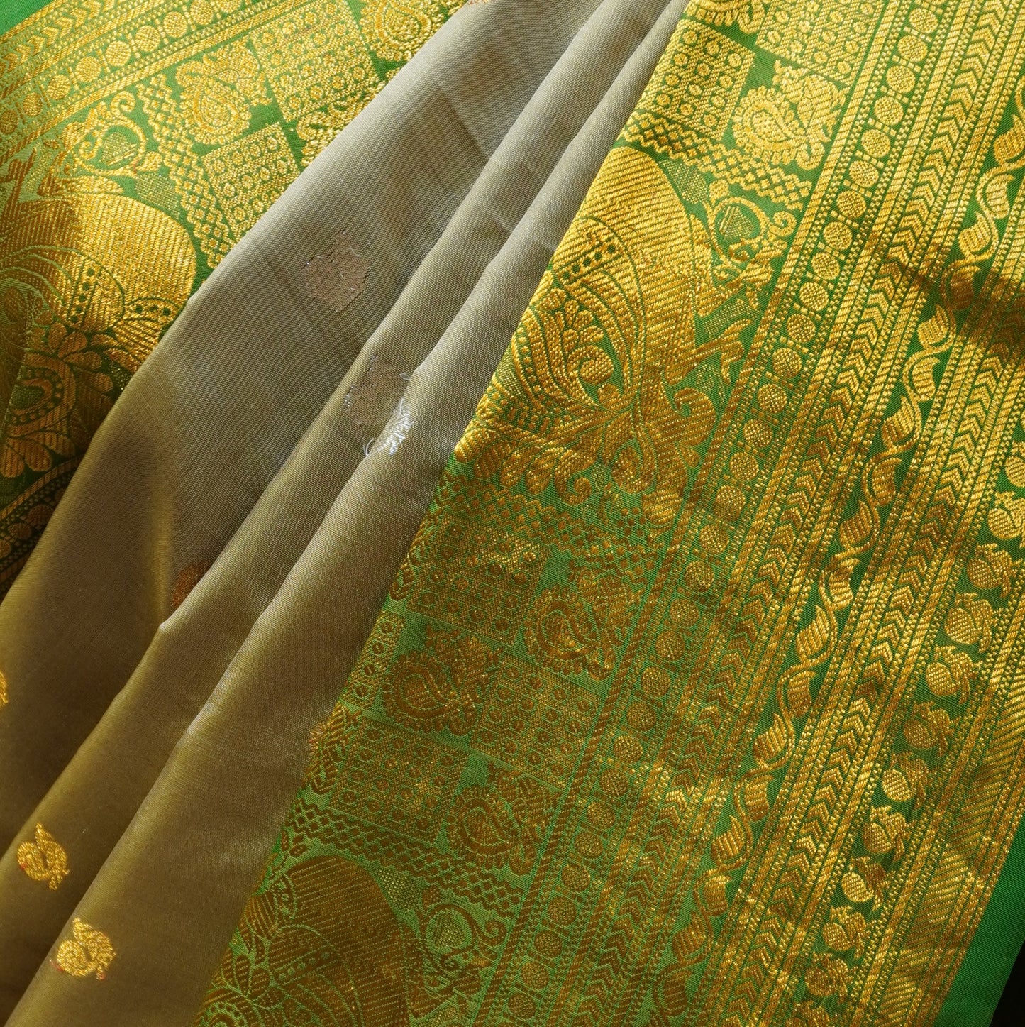 ZARTARI Handwoven Paithani Silk Saree – Beige with Emerald Green Rich Zari Border