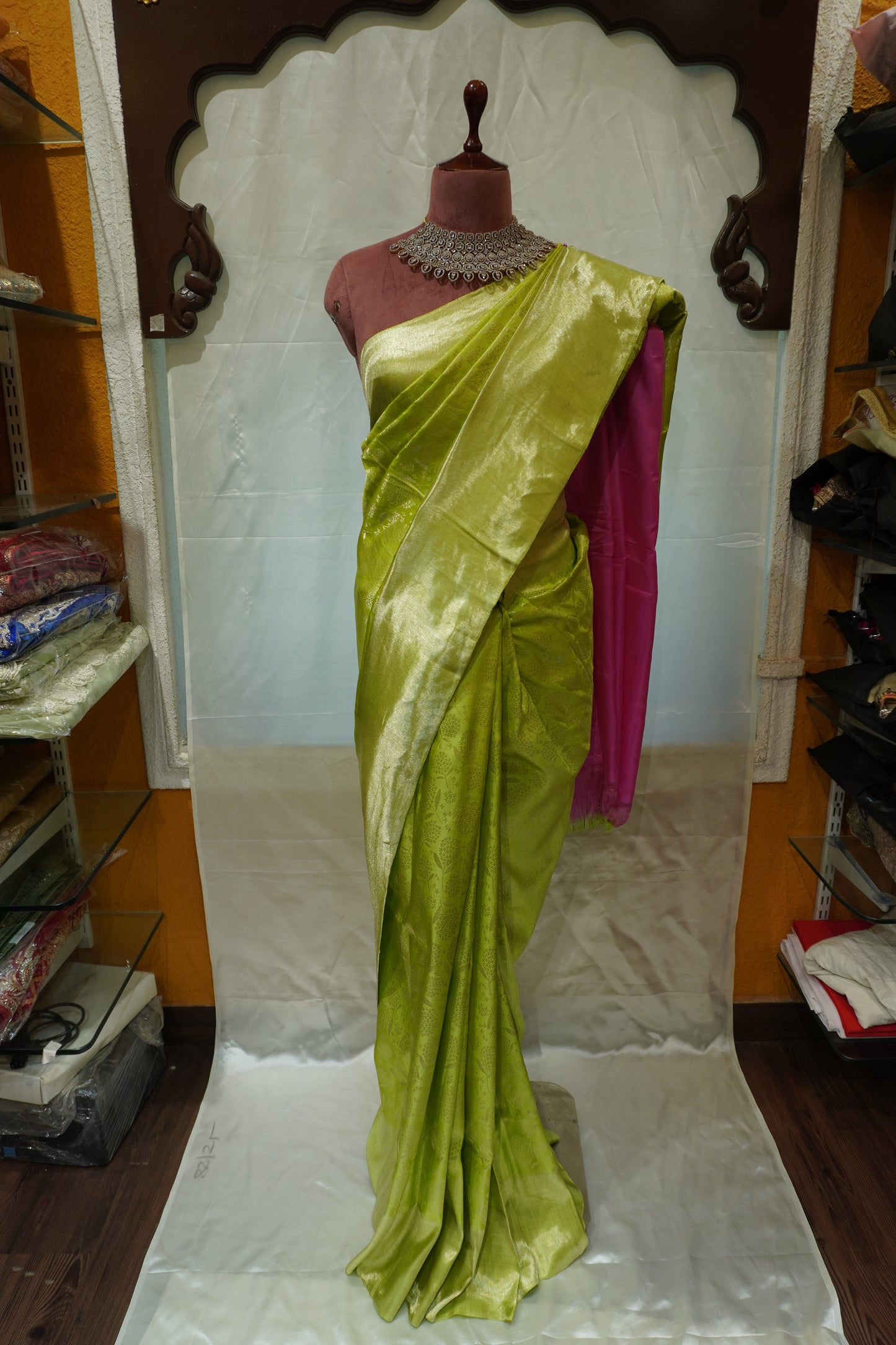 Zartari Handwoven Kanjivaram Silk Saree | Parrot Green with Pink Contrast Pallu | Traditional Wedding Silk Saree
